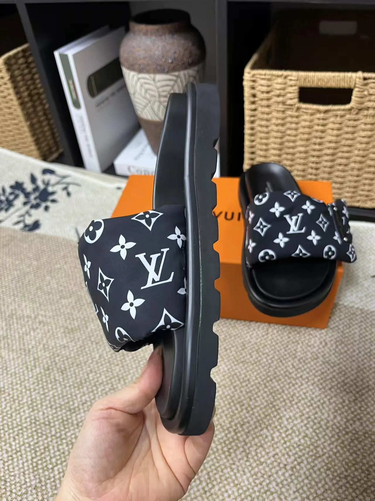 P340 yuan LV Louis Vuitton Full of high-end feel! A popular model among bloggers at home and abroad, it’s retro and fashionable, and looks stunning on your feet! Mainly recommended model on the official website★ ━━━━━ ЅᏇєєt ━━━━━ ▪️Upper: original calfskin ➕5D printing process ▪️Inner: imported mixed sheepskin ▪️Outsole: original molded foam outsole ▪️Size: Female 35-40 Men's 39-44 (women's 41 men's 45)